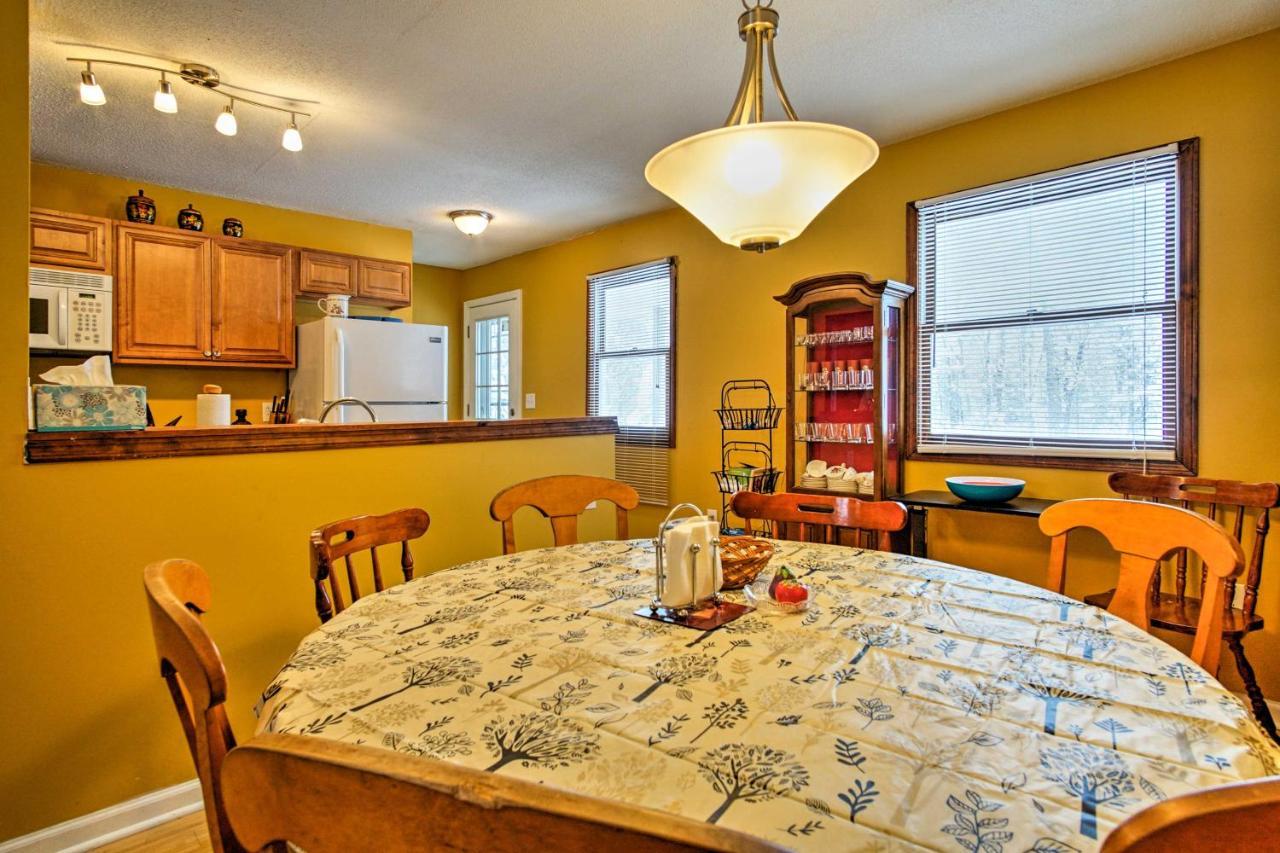 Wooded Twin Lakes Retreat 13 Mi To Lake Michigan! Exterior photo