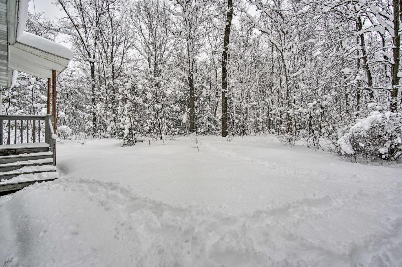 Wooded Twin Lakes Retreat 13 Mi To Lake Michigan! Exterior photo