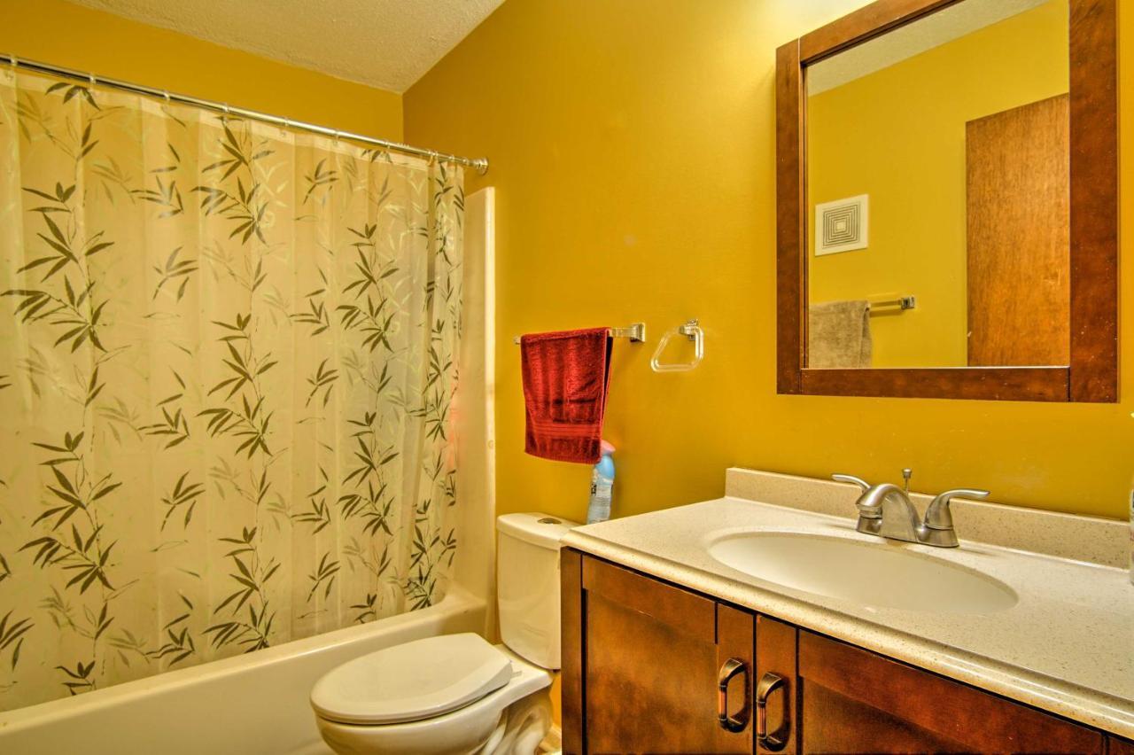 Wooded Twin Lakes Retreat 13 Mi To Lake Michigan! Exterior photo