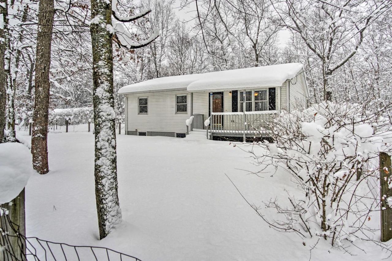 Wooded Twin Lakes Retreat 13 Mi To Lake Michigan! Exterior photo